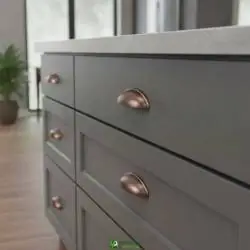 Elegante Tirador forma de Concha en cobre viejo de 64 mm | Herrajes de Andalucía